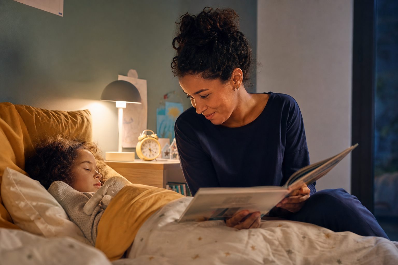 Illustration éditoriale originale pour « Sommeil de l’enfant : besoins par âge, réveils et signes à faire évaluer »
