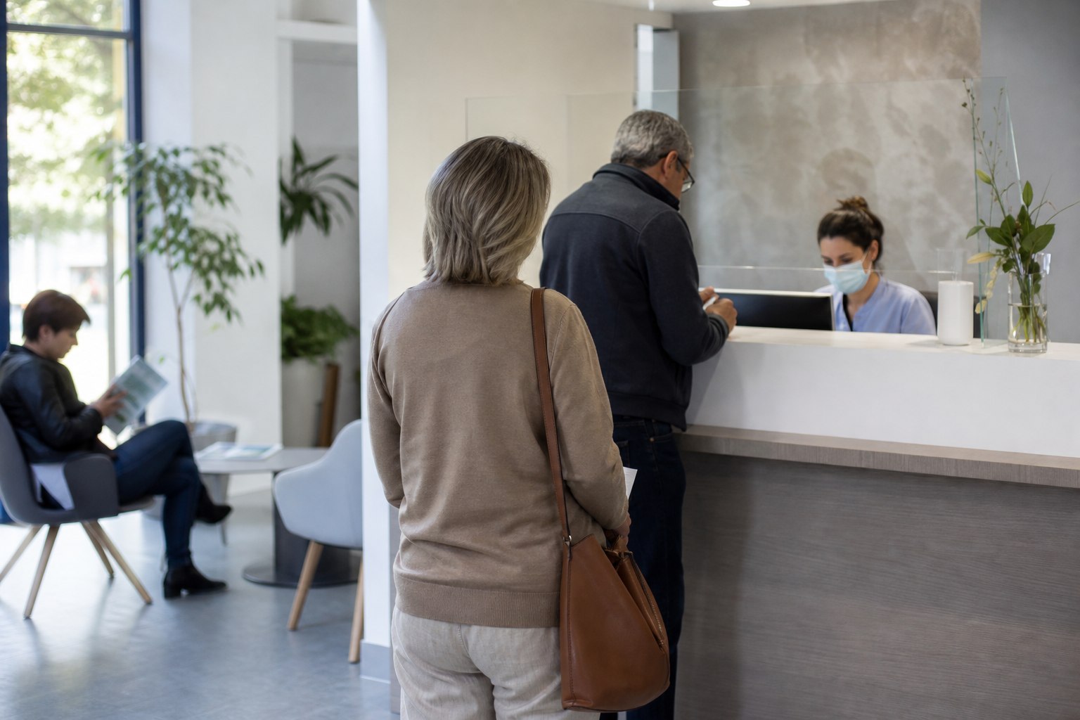 Illustration éditoriale originale pour « File d’attente à l’accueil : informer sans exposer les autres patients »